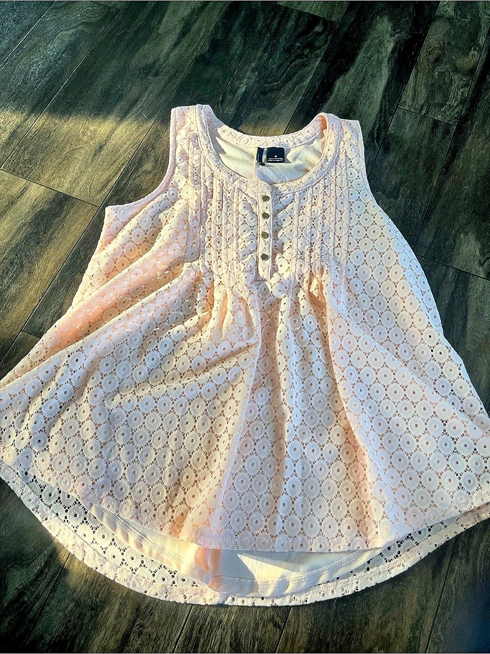 Women’s Eyelet Shirt in Pink & White Size Medium Like New